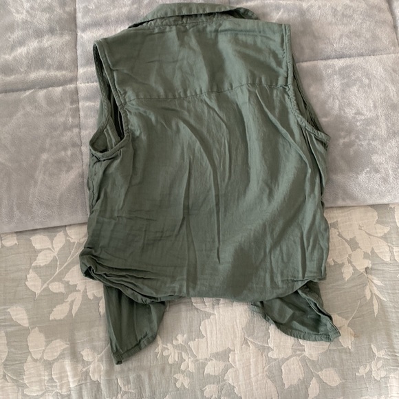 Green button down sleeveless top - Picture 3 of 3